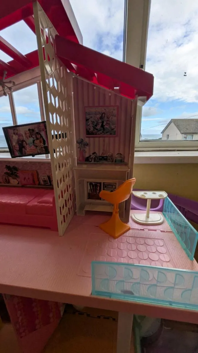 Barbie Dreamhouse and car - Image 3