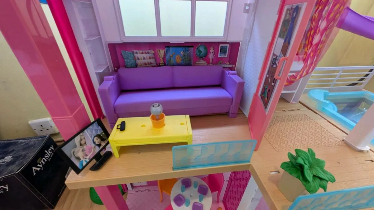 Barbie Dreamhouse and car - Image 4