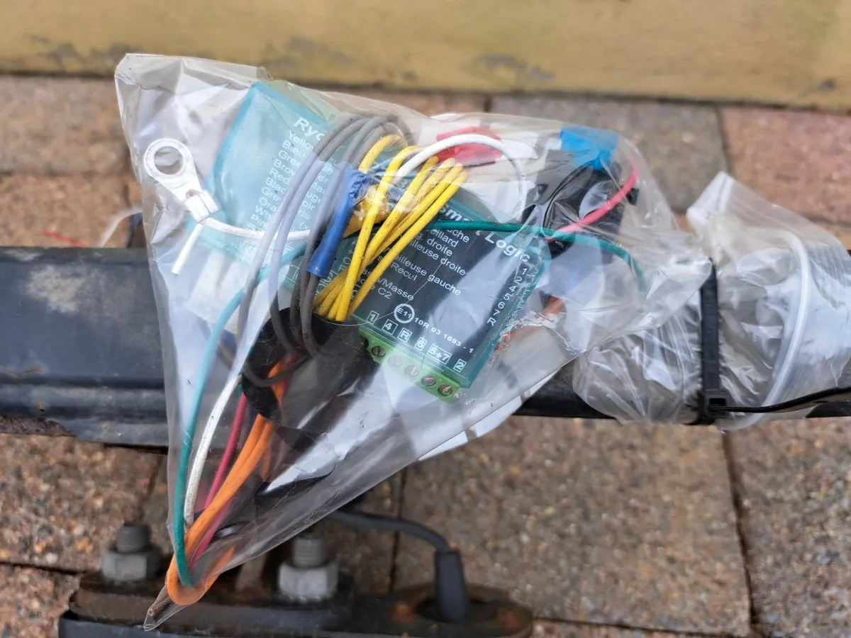 TOW BAR - COMPLETE WITH WIRING KIT & BALL COVER - Image 2