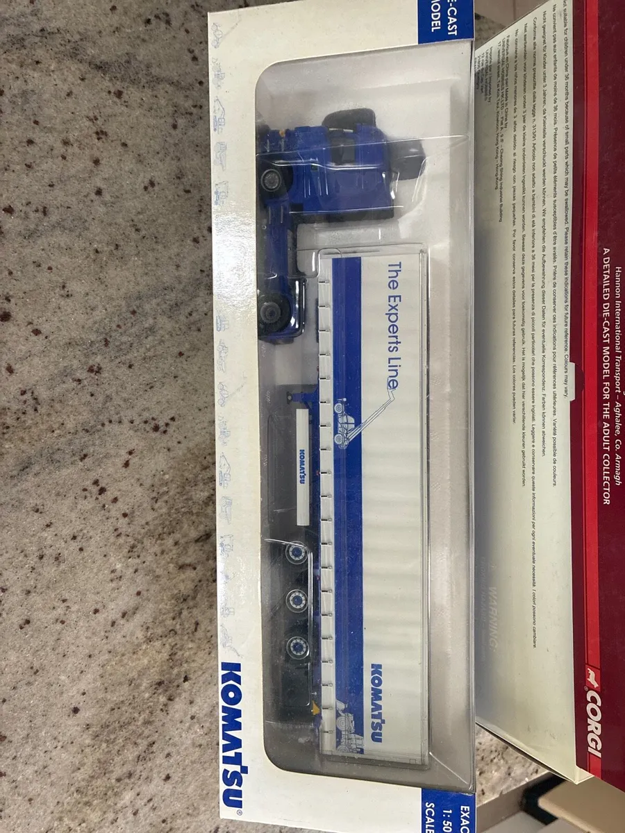 Universal hobbies komatsu model truck 1:50