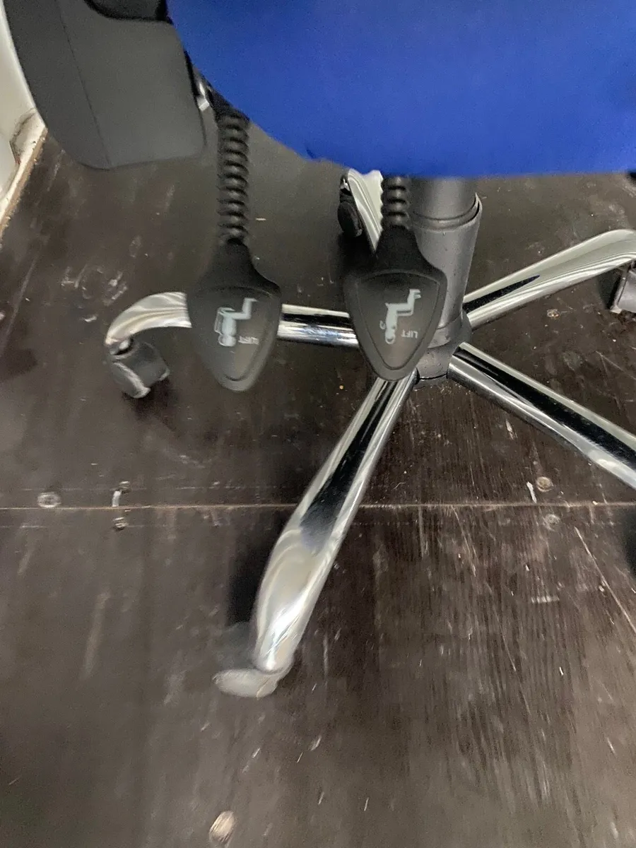 Office chair like new lift and tilt is - Image 2