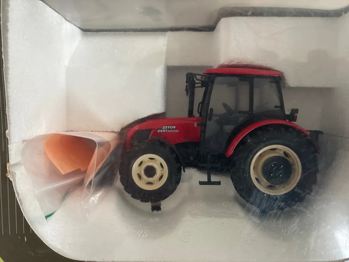 Universal hobbies zetor proxima 1:32 scale - Image 1