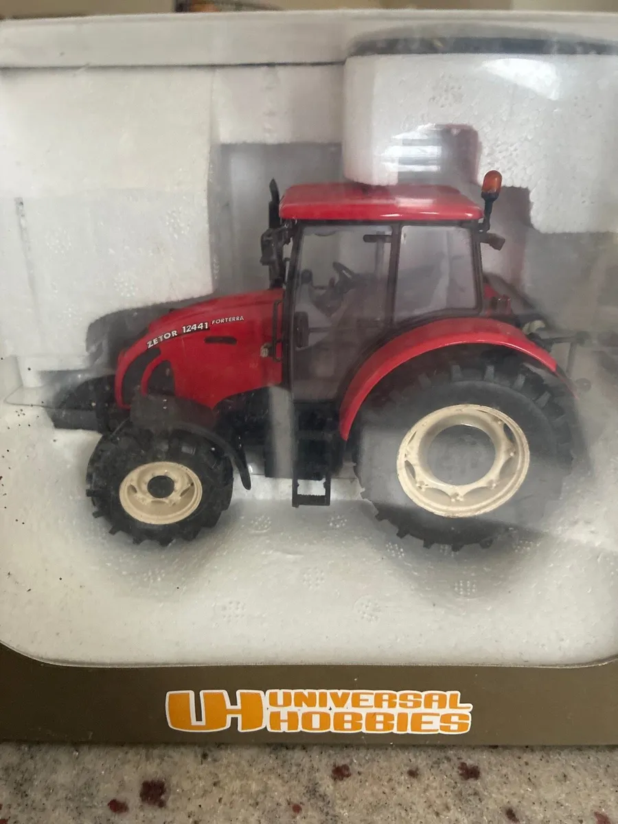 Universal hobbies zetor 1:32 scale model - Image 1