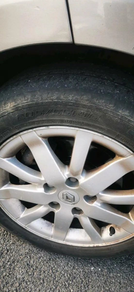4 alloy wheels. On good tyres - Image 1