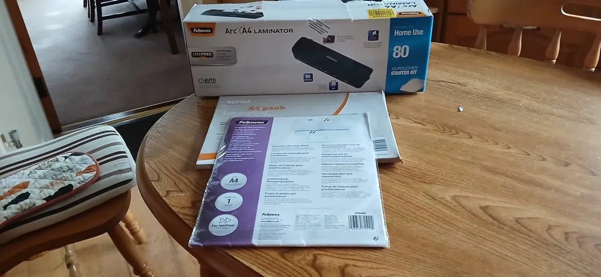 A 4 Laminator  kit.  Plus pouches.New - Image 2