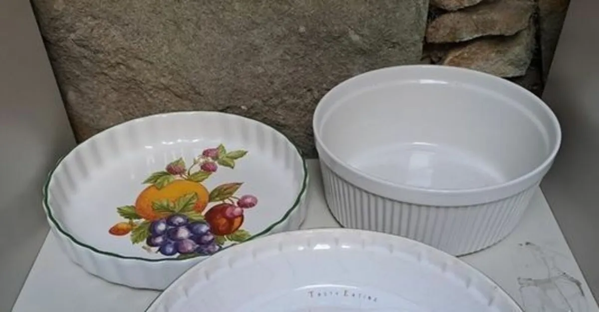 2 pie dishes - Image 1