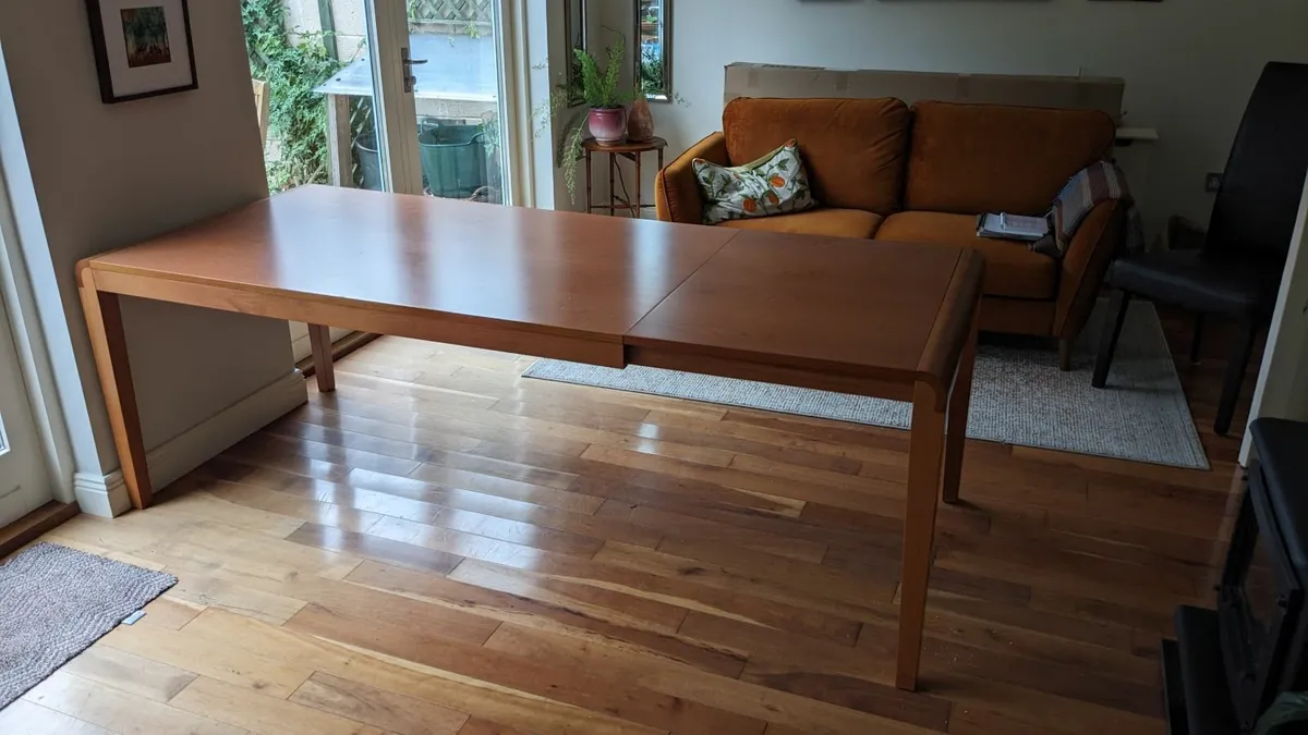 Dining table - Image 1