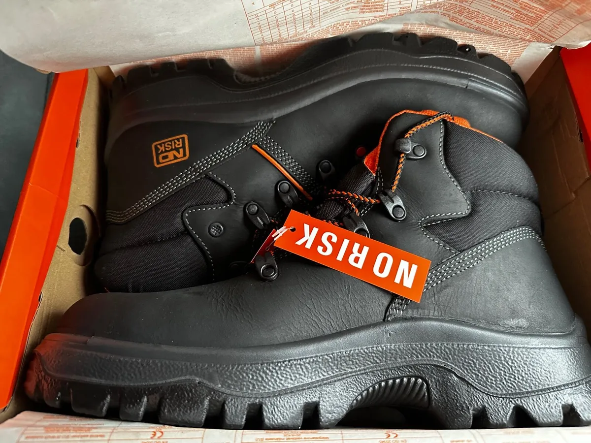 Safety boots - Image 1