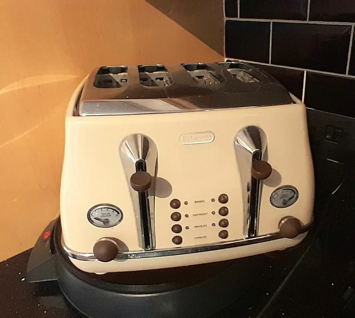 De'Longhi Toaster & Kettle set - Image 1