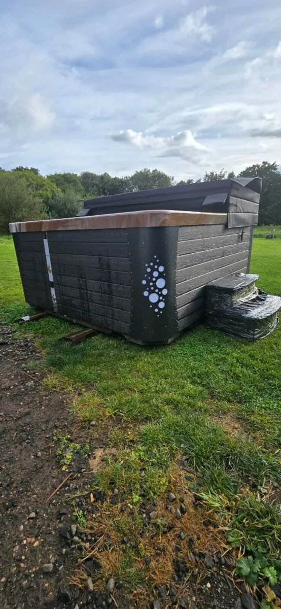 7 seater square hot tub with internal wood stove - Image 3