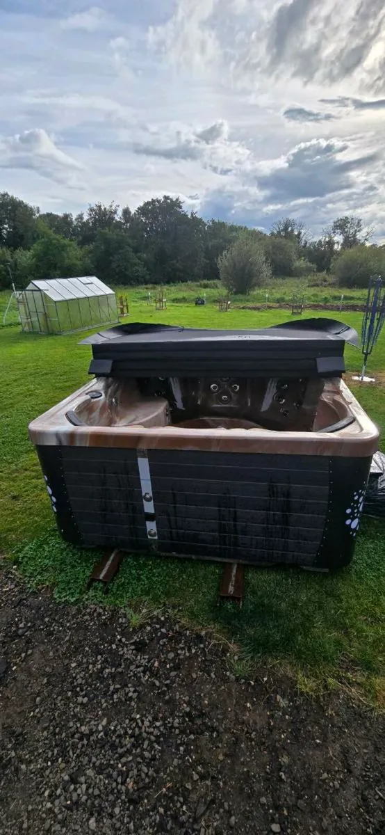 7 seater square hot tub with internal wood stove - Image 4