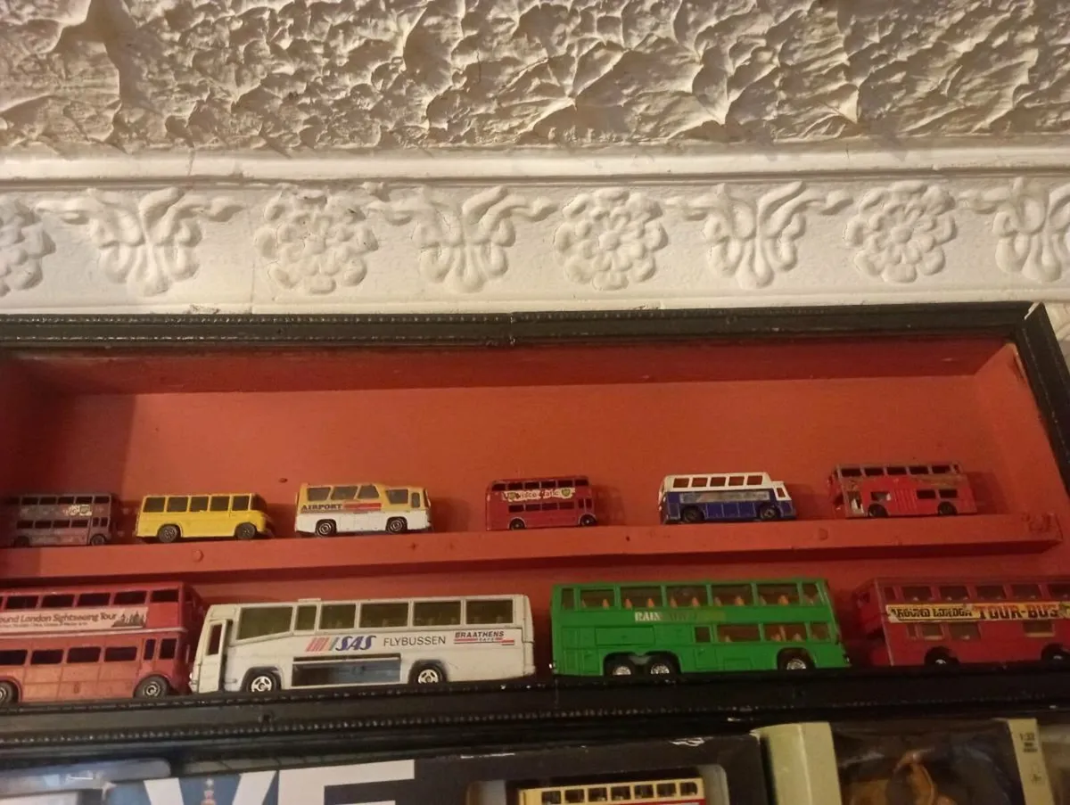 VINTAGE BUSES  3  AT 1-76 & 6  AT 1-64 SCALE - Image 1