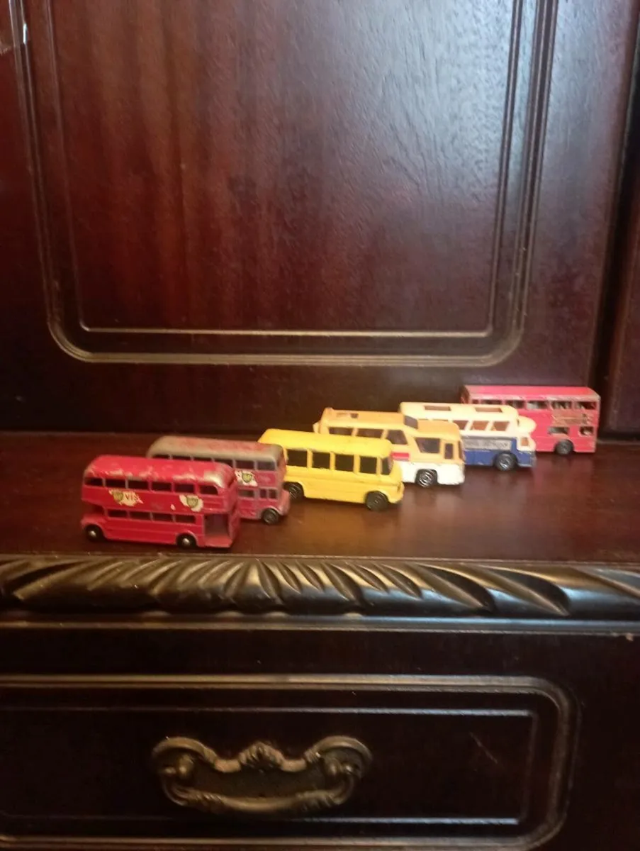 VINTAGE BUSES  3  AT 1-76 & 6  AT 1-64 SCALE - Image 2