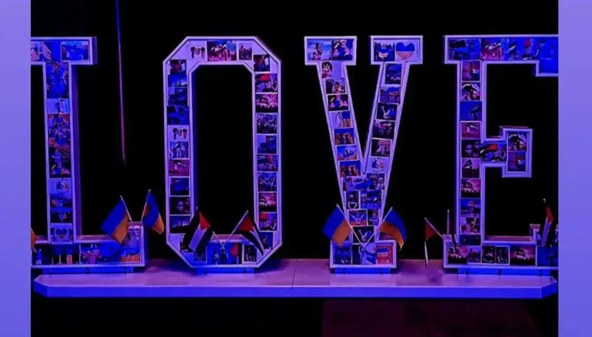 4ft by 8ft LOVE sign - Image 2