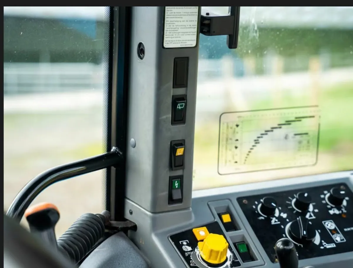 NEW HOLLAND 8340 - Image 3