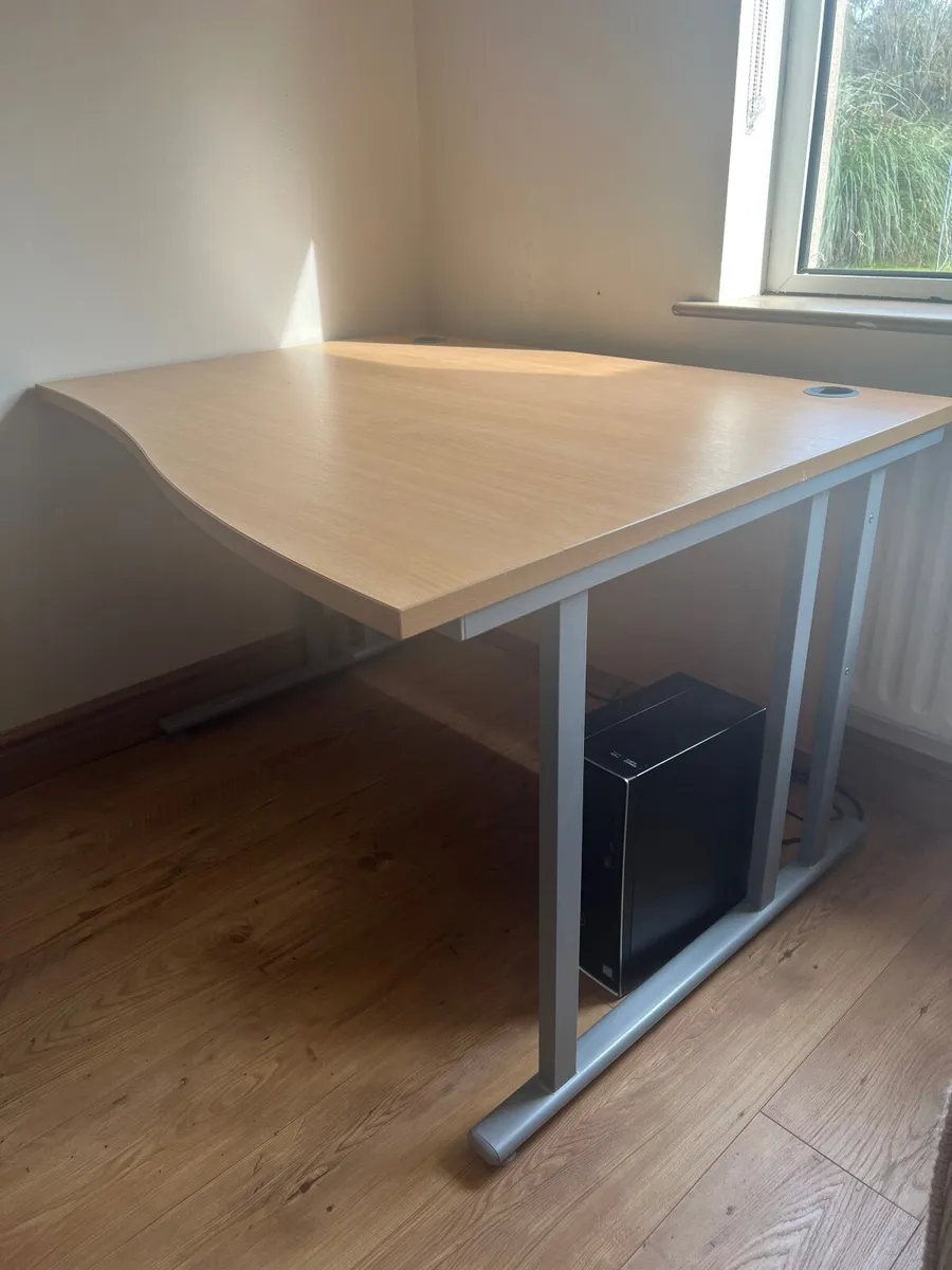 Strong quality computer desk - Image 1
