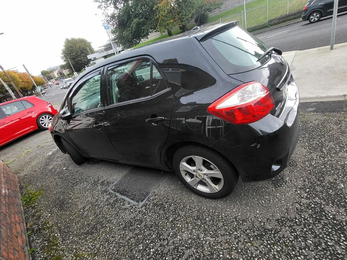 Toyota Auris 2010 - Image 2