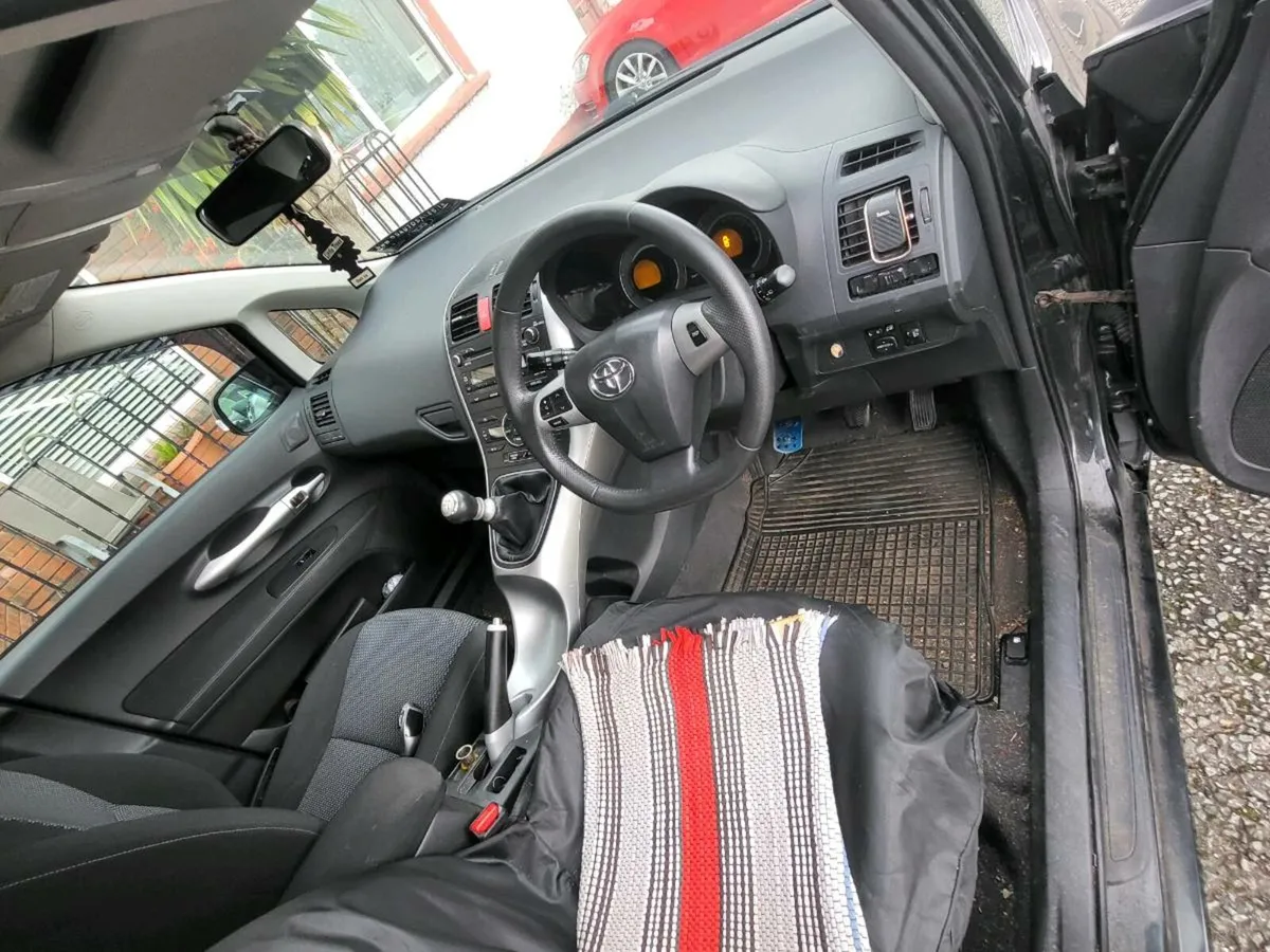Toyota Auris 2010 - Image 4