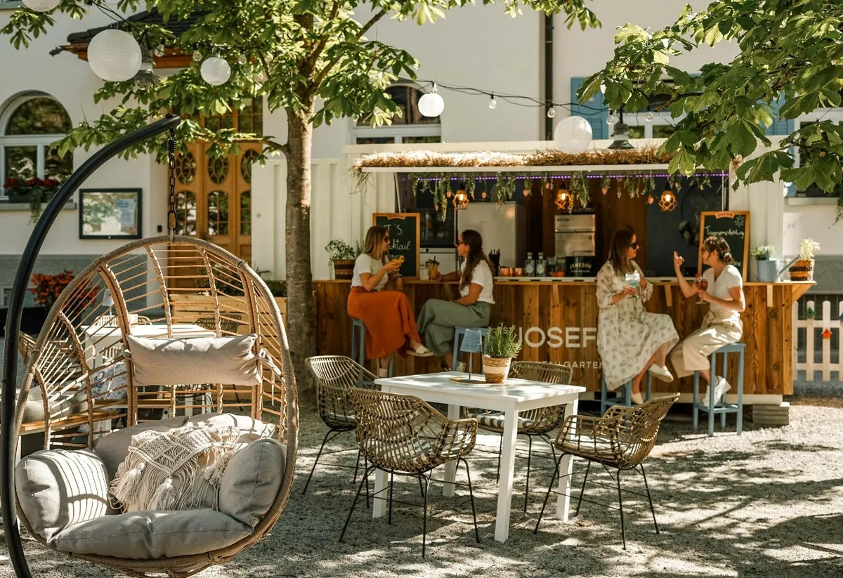 Outdoor Bar Container: A Stylish Cocktail Station - Image 1