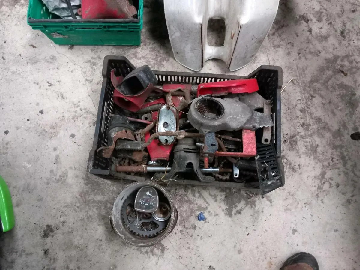 Honda 50 and parts - Image 4