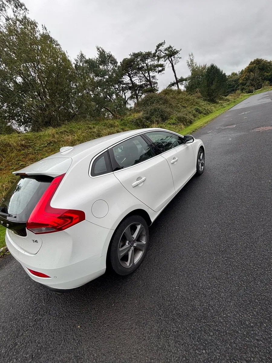 Volvo V40 Low mileage - Image 2