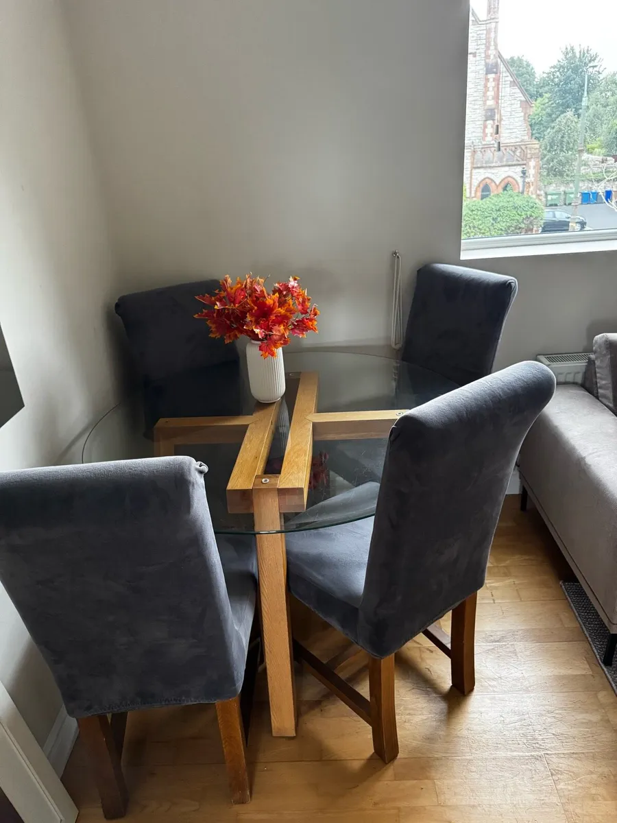 Table and chairs - Image 1