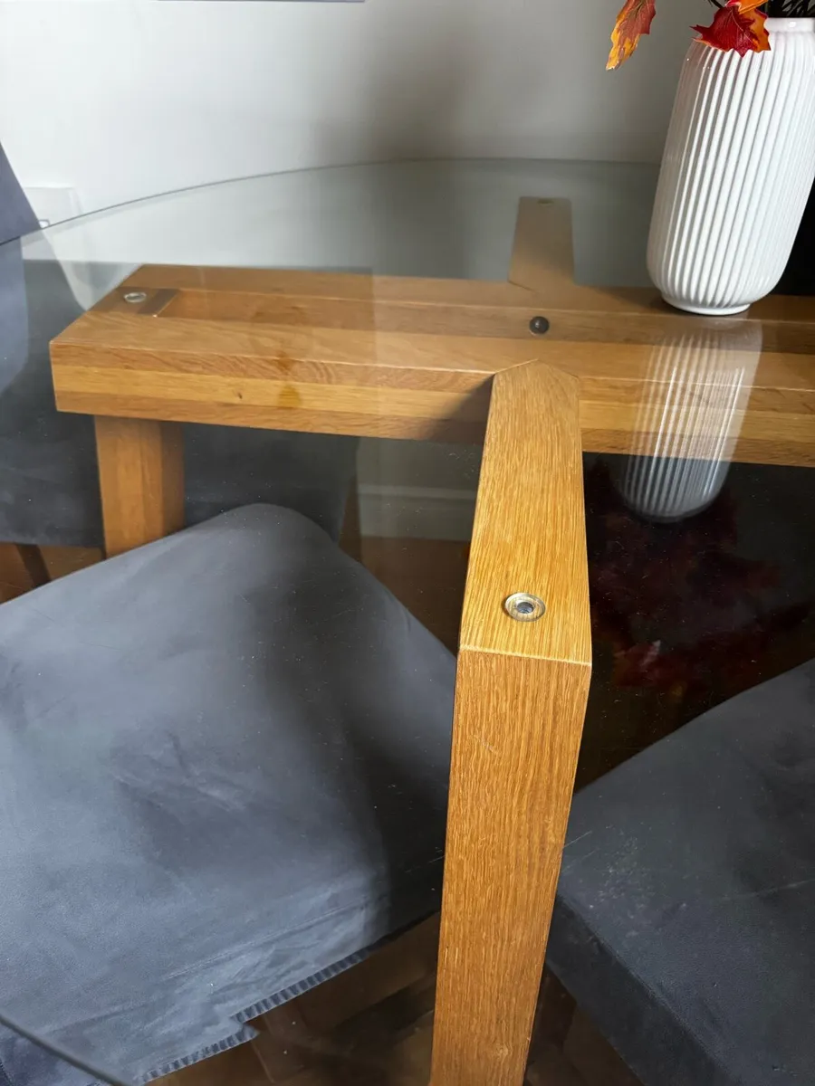Table and chairs - Image 2