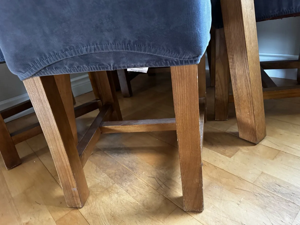 Table and chairs - Image 3