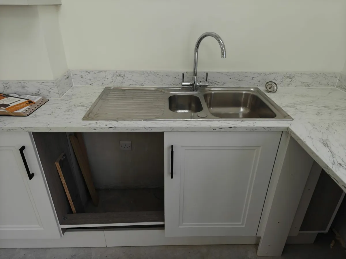 kitchen cabinets must go by 8 Oct - Image 3