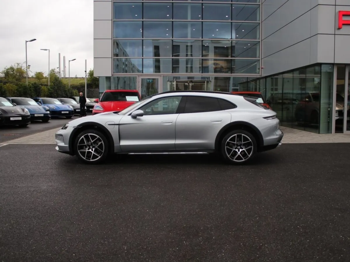 Porsche Taycan 4 Cross Turismo - Image 4