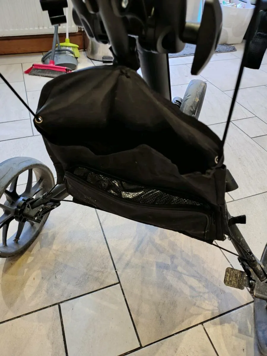 3 wheel golf trolley + accessories - Image 2
