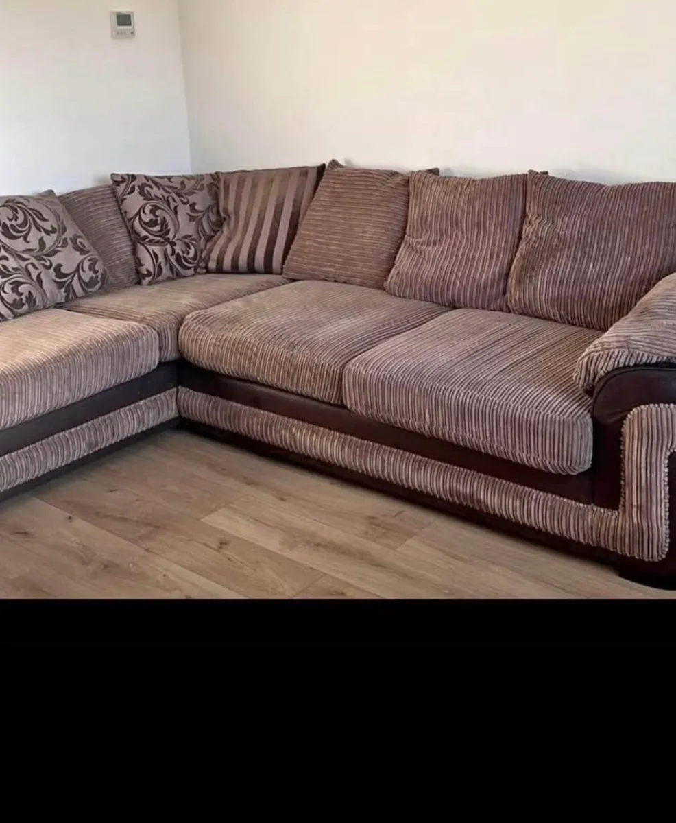 Corner sofa & foot puff need gone bargain - Image 1