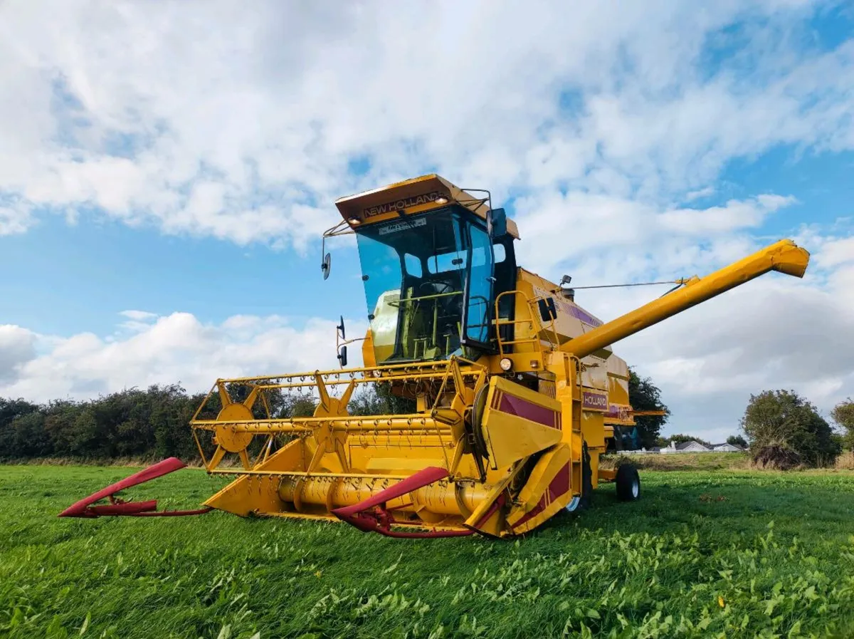 1984 New Holland Clayson 8040 combine harvester - Image 1