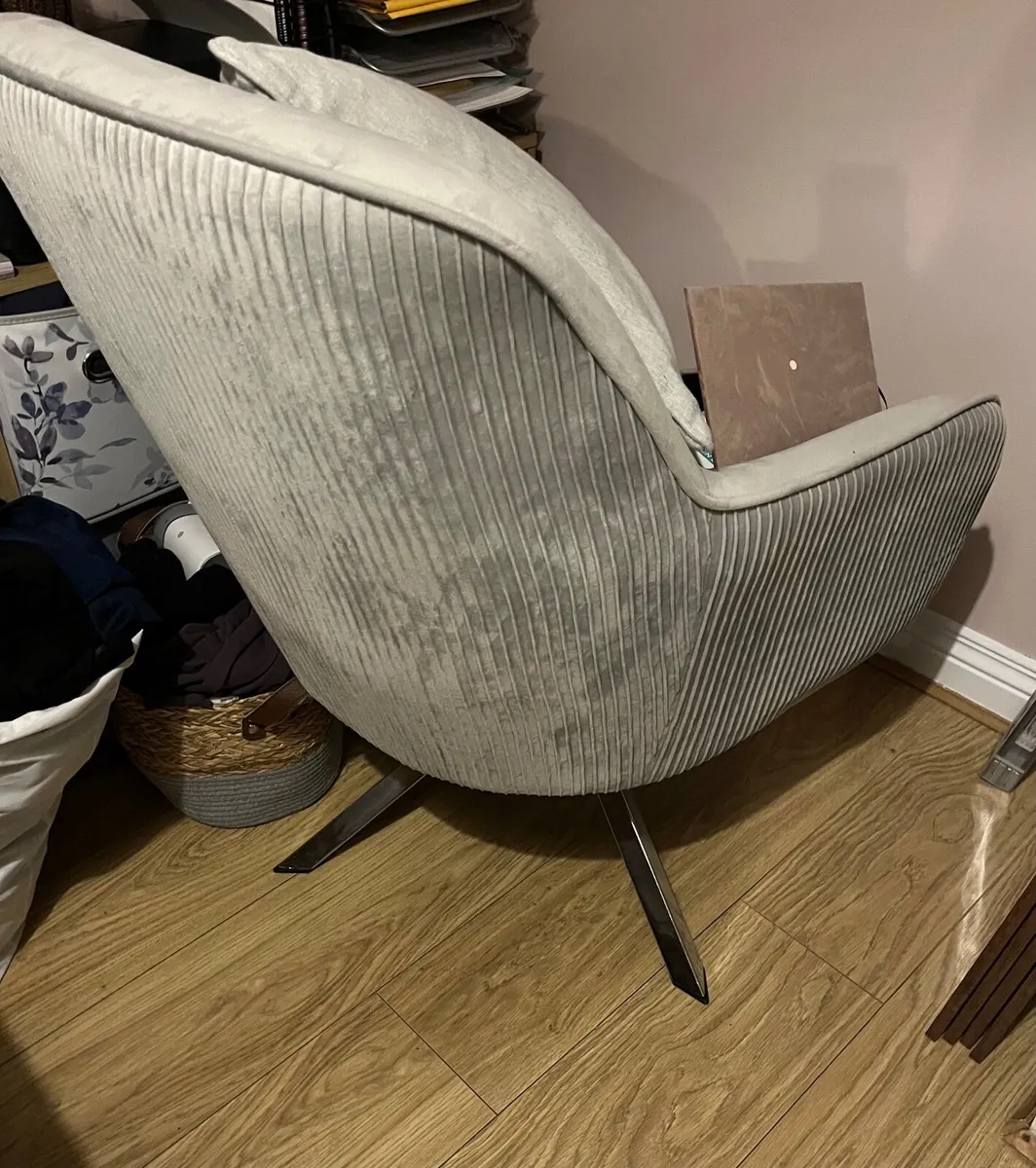 Swivel lounge - Image 1