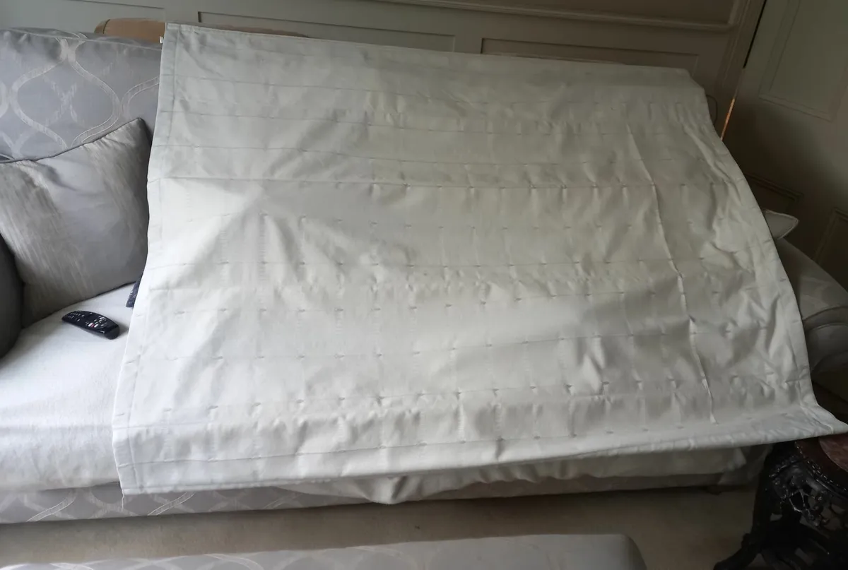 White Linen Roman Blinds X 2 - Image 2