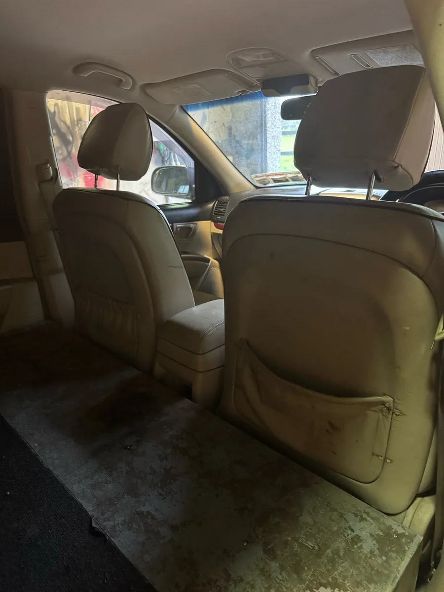 Hyundi Santa Fe auto  4 wheel drive - Image 2