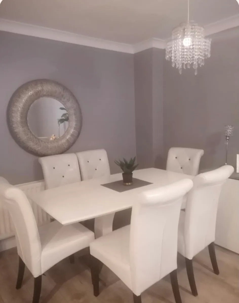Table and chairs - Image 1