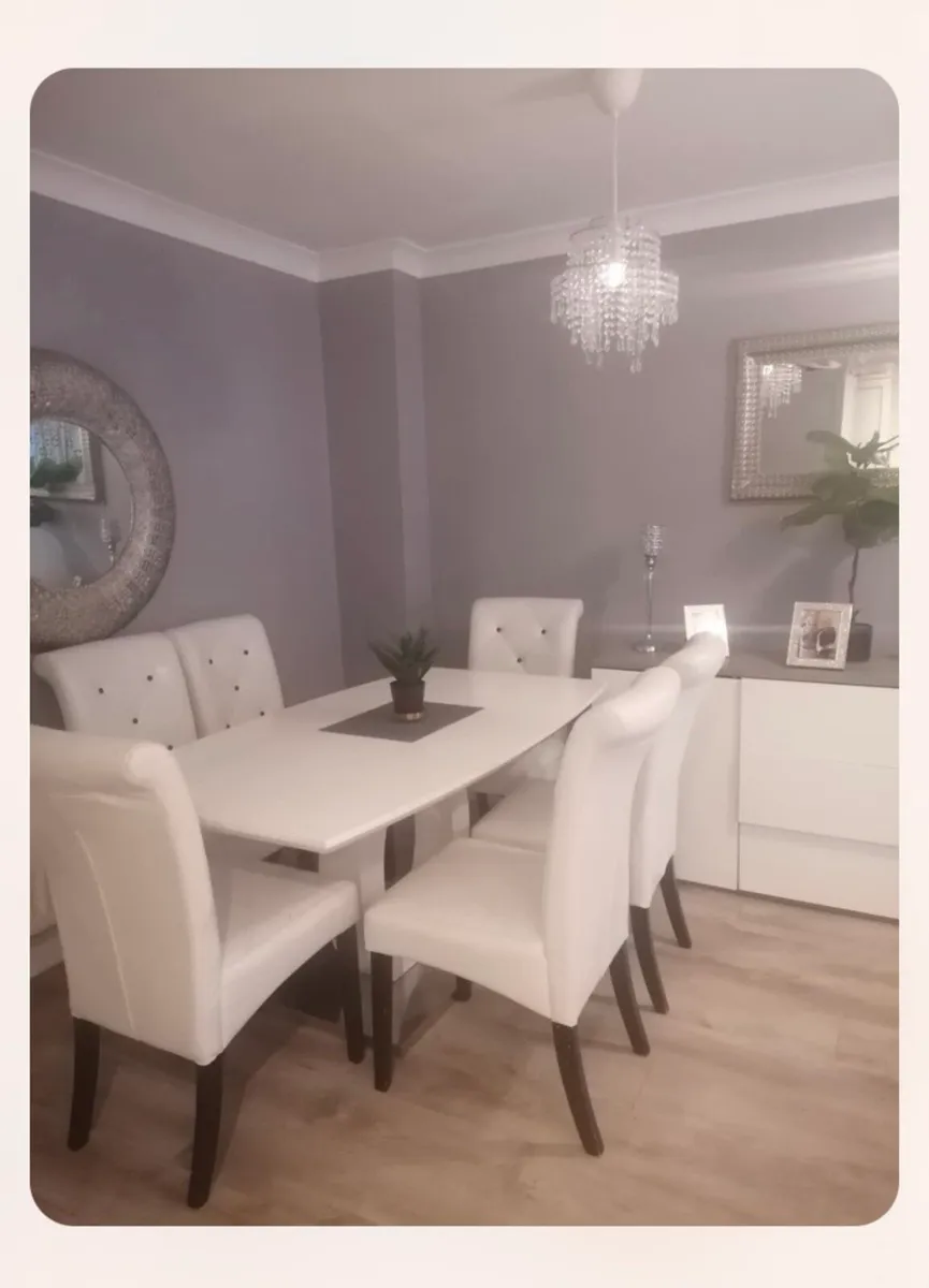 Table and chairs - Image 2
