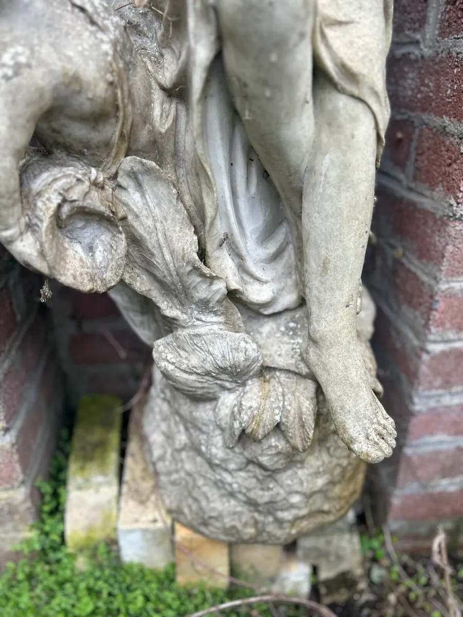 Antique statue of a Woman with Child - Image 1