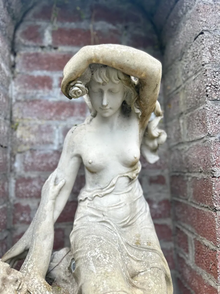 Antique statue of a Woman with Child - Image 3