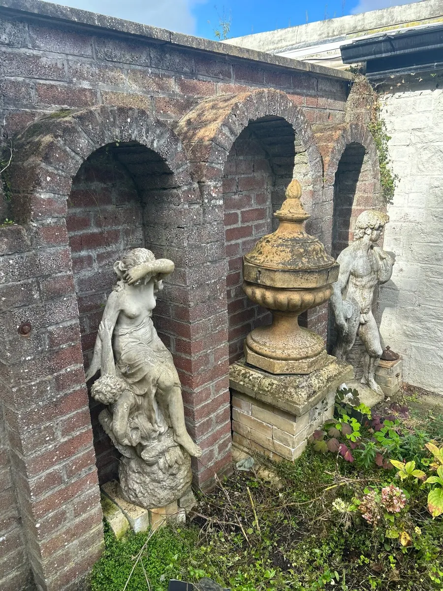 Antique statue of a Woman with Child - Image 4