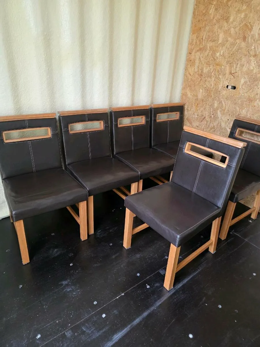 6 Chairs - Image 1