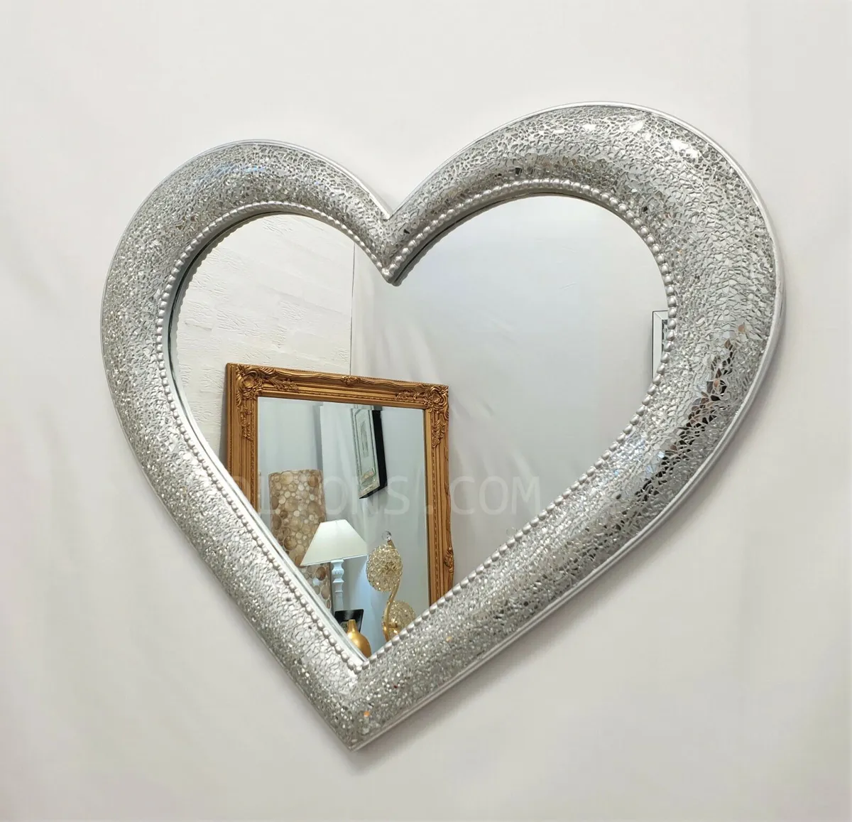 Flooring, rug and mirror - Image 1