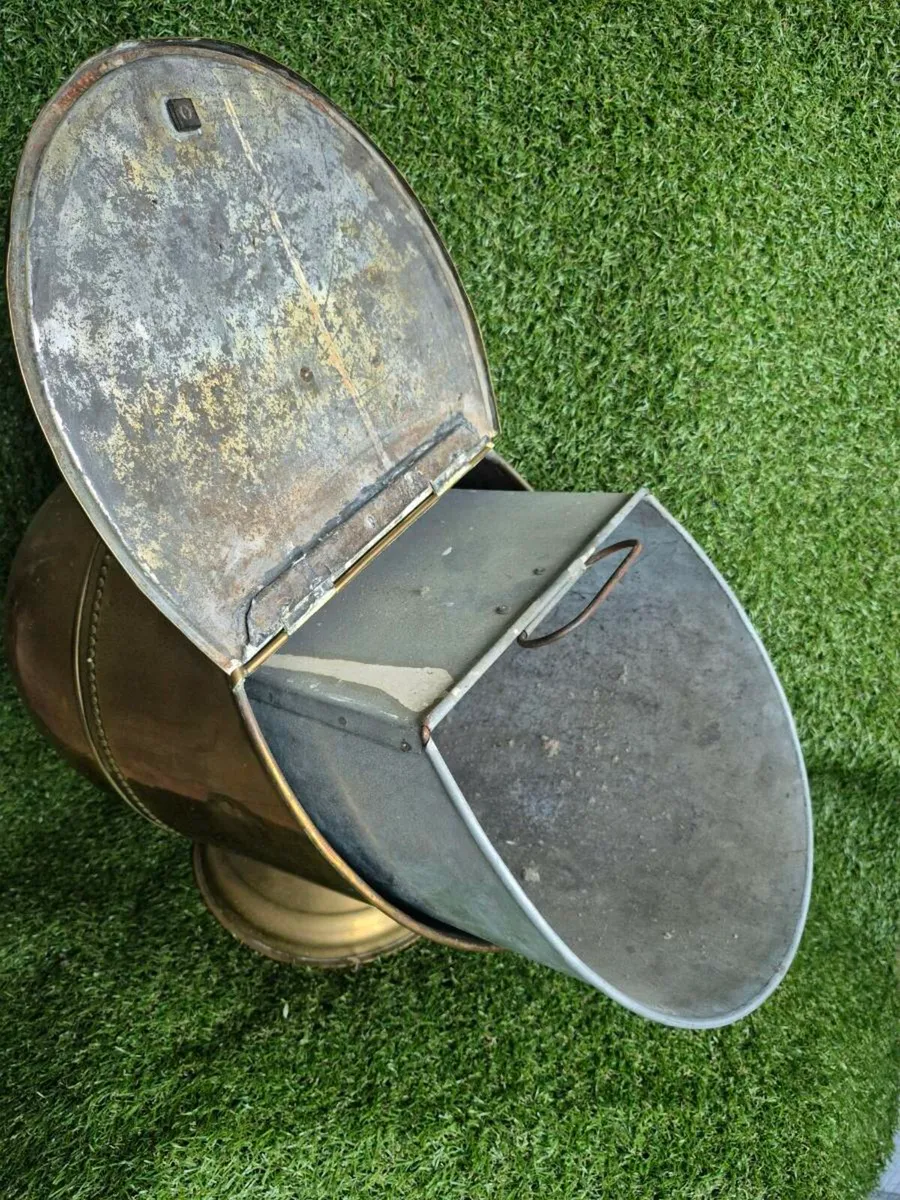 Large heavy brass victorian helmet coal scuttle - Image 3