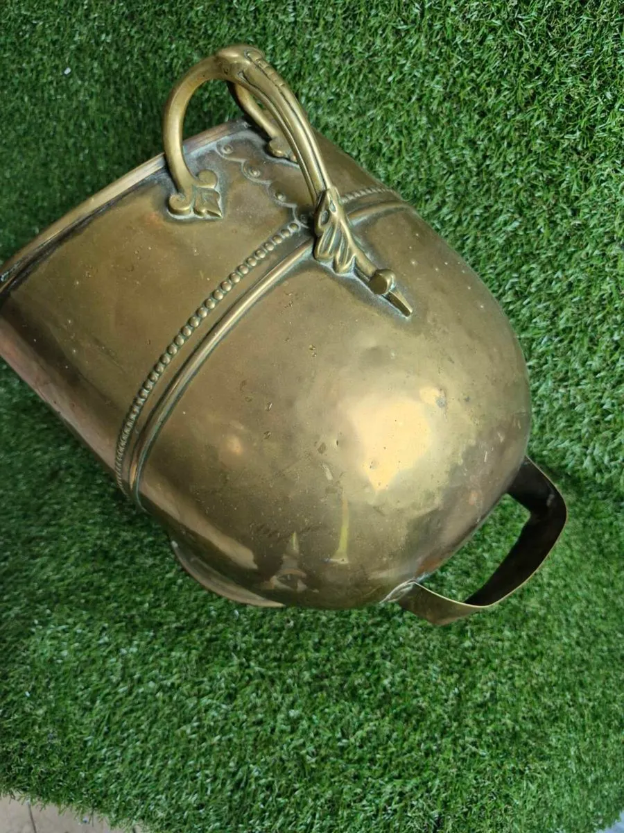 Large heavy brass victorian helmet coal scuttle - Image 4