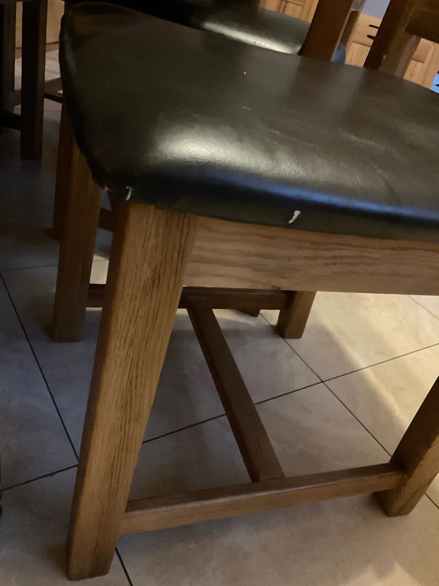 Table & chairs - Image 4