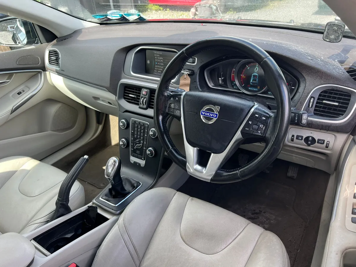 141 Volvo V40 1.6 Diesel Drive Away - Image 2