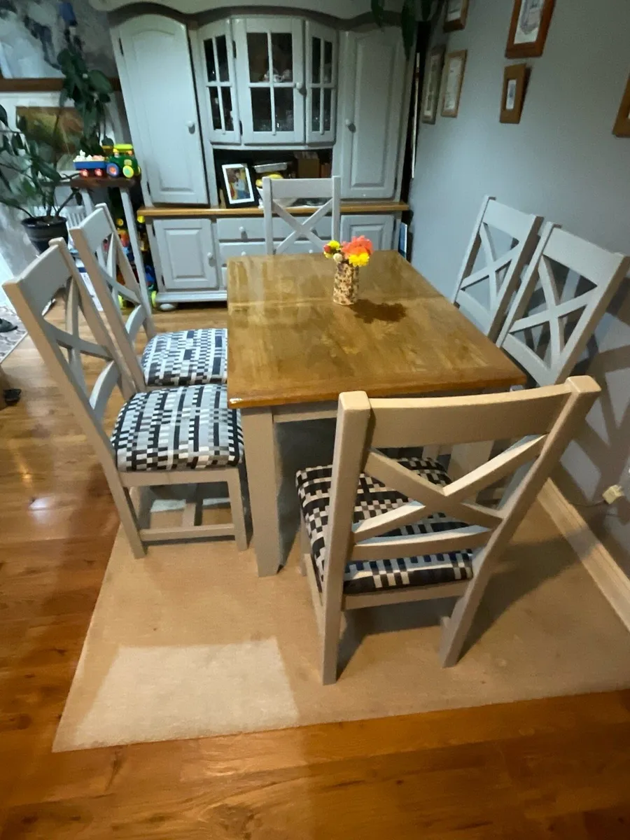 Table and chairs - Image 1