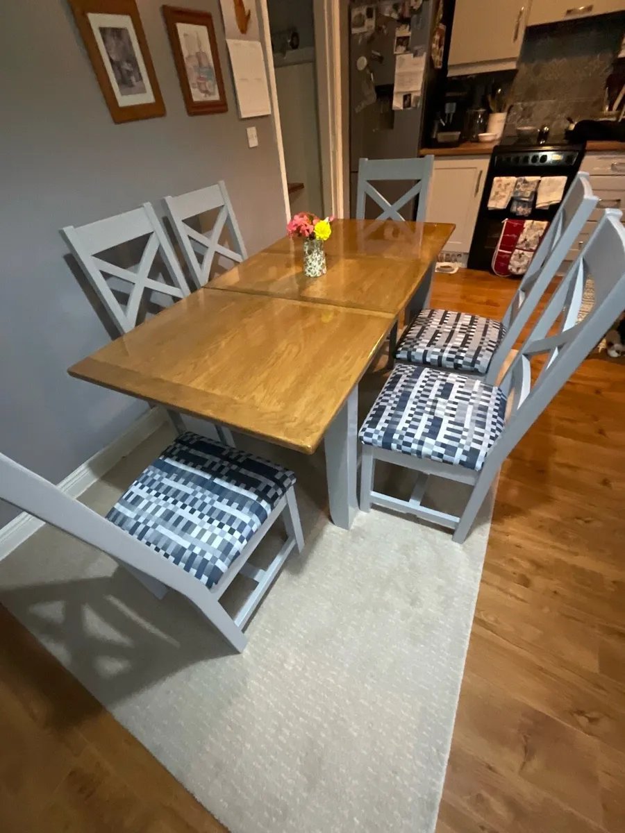 Table and chairs - Image 2