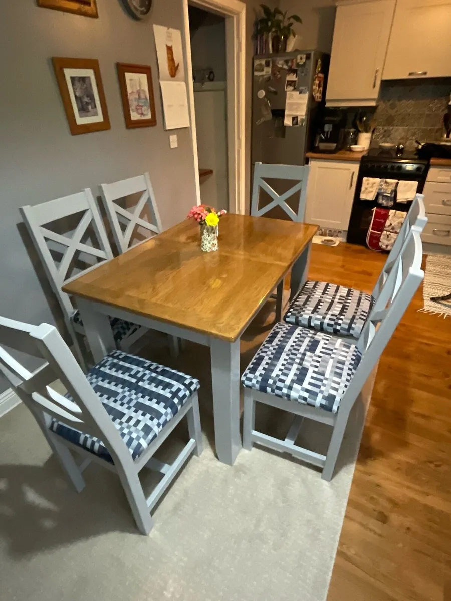 Table and chairs - Image 4